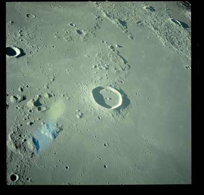 AS 12-51-7548 - UFO? No, just a reflection...
nessun commento
Parole chiave: The Moon from orbit - Controversial Frame