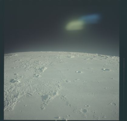 AS 12-51-7552 - Alien Spaceship or just a reflection? (1)
Versione restaurata a cura del Lunar and Planetary Institute del frame proposto nel quadro precedente. Notate il radicale cambio della colorazione di base (il "viola" del frame precedente è il più chiaro indice della "vecchiaia" della pellicola originale) e, tuttavia, la perdita di definizione dei dettagli (oltre all'insorgenza di un effetto di saturazione - sovraesposizione - alquanto antipatico).

Che dire? La "digitalizzazione" preserva, tendenzialmente all'infinito, le immagini ma...le trasforma. Chi può dire, oggi come oggi, se è più "realistica" questa versione o la precedente?

E soprattutto: che cosa si è "perso" nella trasformazione del frame?!?...
Parole chiave: The Moon from orbit - Controversial Frame