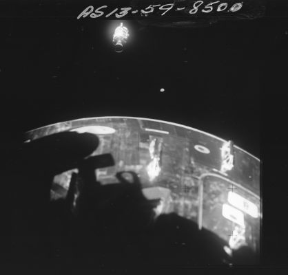 AS 13-59-8500 - Time to go Home...
Image Collection:  70mm Hasselblad 
Mission:  13 
Magazine:  59 
Magazine Letter:  R 
Lens Focal Length:  250 mm 
Description:  After separation of Service Module; Moon in background; CM in foreground 
Film Width:  70 mm 
Film Color:  black & white 
Parole chiave: Spacecrafts - Apollo 13 - SM from CM