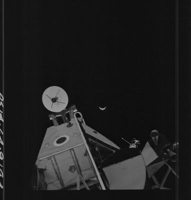 AS 14-64-9194 - Crescent Earth over the LM
Caption NASA:"135:03:42 MT - Alan Shepard's picture of the Earth taken at the LM at the end of EVA-2. This photo shows more of the LM than the other pictures in the series".

Parole chiave: Lunar Module