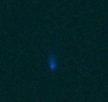 AS 14-66-9320 (2) - Blue Flare (nature undetermined)
Un esempio ulteriore di extra-stretch della Blue Flare che appare nel frame AS 14/9320: come vedete la texture della Blue Flare resta limpida e ben definita (un indice di "genuinità" della possibile Anomalìa), ma il "cuore" (la "sfera bianca" da cui si irradia l'illuminazione blu) NON si vede (e questo è un indice di NON genuinità della possibile Anomalìa). 

Per rispondere a tanti Amici che ci hanno scritto al riguardo (citiamo fra tutti il bravissimo Titanio44) vorremmo dire che l'idea di definire la Blue Flare come un qualcosa di "certamente alieno" (alieno ----> da "estraneo" e non "man-made" per giungere sino a "evidenza di intelligenza extra-terrestre) è, ovviamente, un azzardo; tuttavia qualificare la Blue Flare - come hanno fatto in tanti, specie in alcuni Forum USA che abbiamo individuato grazie ad un Socio Americano che ci segue da tempo, nei termini di "easy and obvious image artifact (i.e.: lens flare)" è, a nostro avviso, un azzardo ancora più grande, nonchè un peccatuccio di over-semplificazione. La Blue Flare, che si creda o meno alla sua matrice non terrestre, è ancora oggi un mistero; studiarla e cercare di capire sino a che punto essa è un "corpo reale" e sino a che punto essa è invece una "illusione" è il compito dei Ricercatori Pragmatici ed Open-Minded. 
"Bollare" la Blue Flare, invece e visti i dati in nostro possesso, sia come Alien Probe, sia come Lens Flare, vuol dire commettere una leggerezza enorme e, in ambo i casi, giungere ad una conclusione radicale pur trovandosi in difetto di elementi sufficienti.

Pensateci sopra e scriveteci!
Parole chiave: Highly Controversial Frame - The Blue Flare
