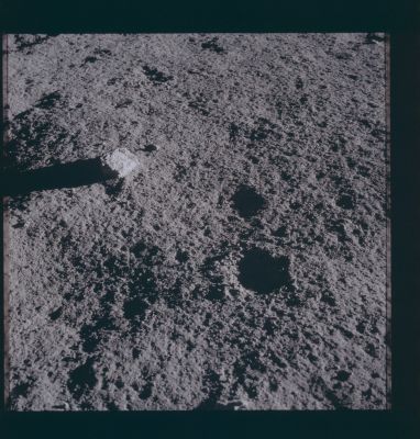 AS 14-67-9393 - The "Lunar Dice"...is not a "dice"!
Ed ancora una volta, la versione originale e non compressa di un frame Apollo - oltre che risultare meravigliosa (come sempre) - ci permette di correggere noi stessi e di chiarire che la roccia inquadrata ad ore 10 del frame NON E' AFFATTO un "cubo" (era in virtù di questa erronea impressione che noi, originariamente, avevamo battezzato il rilievo come "Lunar Dice", ovvero "Dado Lunare"), bensì un sassetto piatto e di forma non proprio regolare, che solo l'elevata compressione del frame inizialmente considerato per le nostre analisi (un semplice LR Apollo Frame) aveva "trasformato" in una sorta di dado.

Errore individuato ed errore rimediato: grazie, come sempre, e scusateci ancora per la svista.
Parole chiave: Lunar Surface - Small Rock