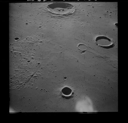 AS 14-70-9835 - Alien Spaceship or just an unusual Reflection?
Uno dei "trittici" più controversi nella storia delle immagini Apollo: stiamo osservando (in questo frame e nei due che seguono) il transito di una Nave Spaziale Aliena, oppure si tratta di un effetto ottico o di un qualcosa di incredibilmente "esotico"? 

Risposte ufficiali (o "autentiche") non ce ne sono. Voi che cosa vedete?!?
Parole chiave: The Moon from orbit - Controversial Frame