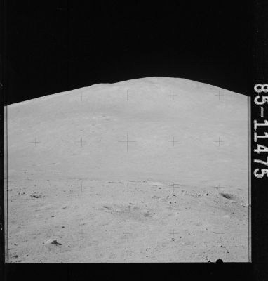 AS 15-85-11475 - Hadley Delta Summit
Caption NASA:"143:38:21 MT - Rightward of 11474, toward the Hadley Delta Summit".

Parole chiave: Hadley Delta