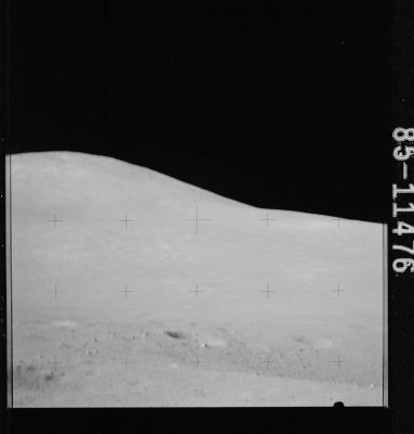AS 15-85-11476 - Hadley Delta Summit
Caption NASA:"143:38:21 MT - Rightward of 11475. Blurred by camera motion".

Parole chiave: Hadley Delta