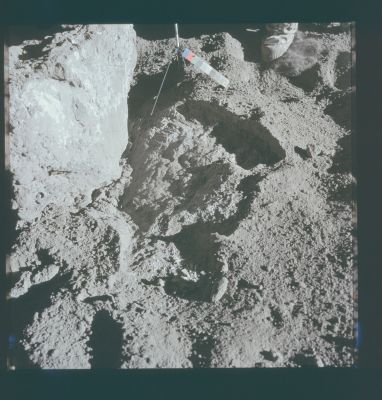 AS 15-86-11563 - Station 2 Boulder
Caption NASA:"122:56:48 MT - After of the overturned boulder from the uphill side. Jim (Irwin) has joined Dave (Scott)".
Parole chiave: Lunar Surface - Station 2 Boulder