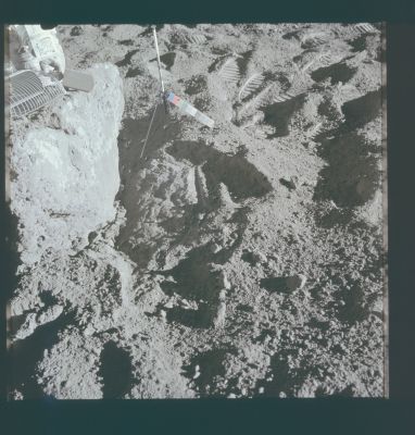 AS 15-86-11566 - Station 2 Boulder
Caption NASA:"122:57:32 MT - Stereo companion to 11565. Jim has the scoop off the extension handle and has put it on the top of the boulder".
Parole chiave: Lunar Surface - Station 2 Boulder