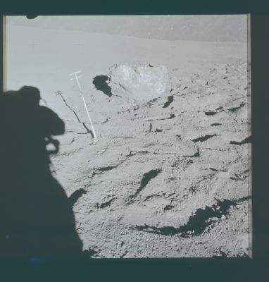 AS 15-86-11569 - Locator
Caption NASA:"Dave Scott turned to his left to take this "locator" to the Station 2 boulder. We can see him taking this picture in Jim's second down-Sun (AS 15-85-11442).

Parole chiave: Lunar Surface - Station 2 Boulder