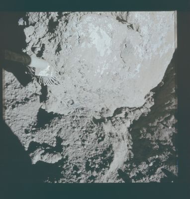 AS 15-86-11571 - Station 2 Boulder
Caption NASA:"122:59:55 MT - While Jim started raking, Dave Scott went over to the boulder to get his tongs and take a close-up of the bottom of the boulder. Notice that he is using the tongs to make sure that he is at the proper distance for good focus". 

Parole chiave: Lunar Surface - Station 2 Boulder