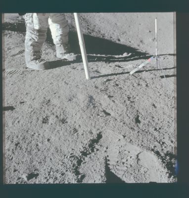 AS 15-86-11576 - Pushing the "Core-Tube" down
Caption NASA:"123:09:11 MT - Jim is about to push the core tube into the ground".
Parole chiave: Lunar Surface - Astronaut and Core-Tube