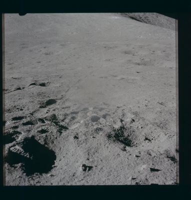 AS 15-86-11583 - Locator Panorama, from Seatbelt Basalt Site (1)
Caption NASA:"Dave took this "locator" to St. George from the Seatbelt Basalt Site. Note the Rover tracks showing the route Dave and Jim followed on their way down from Station 2. Note, also, that the Rover tracks are not darkened".
Parole chiave: Lunar Surface - Disturbed Soil and Small Craters