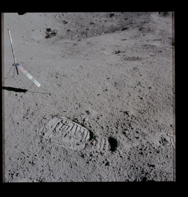 AS 15-86-11642 - Gnomon & Bootprint (2)
Caption NASA:"Dave (Scott) stepped to his right to get this stereo companion to 11641".
Parole chiave: Lunar Surface - Regolith, Bootprint & Gnomon