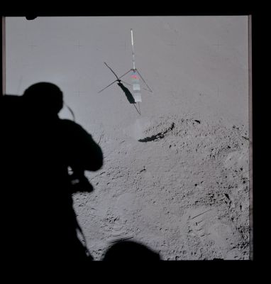 AS 15-86-11644 - Gnomon & Shadow
Caption NASA:"Dave may have taken this down-Sun "after" of the Station 6 trench just prior to falling".
Parole chiave: Lunar Surface - Regolith, Shadow & Gnomon