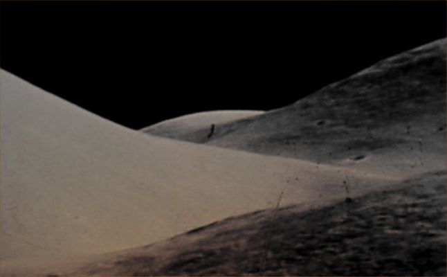 AS 15-87-11849 - Surface Anomaly? (False Colors; credits for the additional process. and color.: Dr Paolo C. Fienga - Lunar Explorer Italia/Italian Planetary Foundation) 
Il dettaglio è effettivamente intrigante, ma la nostra opinione (maturata attraverso l'esperienza e la comparazione fra questa immagine ed altre similari che riprendono lo stesso scorcio) è che la "Columnar Feature" - conficcata nella coliina più distante rispetto all'Osservatore e che sembra proiettare un'ombra scura e definita - non è altro che un artefatto fotografico di un qualche tipo (probabilmente un vizio fisico del negativo - eventualità, quest'ultima, assai ricorrente nelle immagini della Serie "Apollo"). 
Parole chiave: Lunar Surface - Controversial Frame