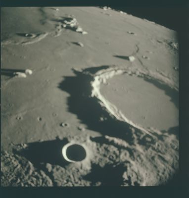 AS 15-91-12402 - Craters, Mountains and Shadows
frame of very low quality - out of focus
Parole chiave: The Moon from orbit - Craters - Archimedes, Archimedes "A" and Spitzbergen Montes