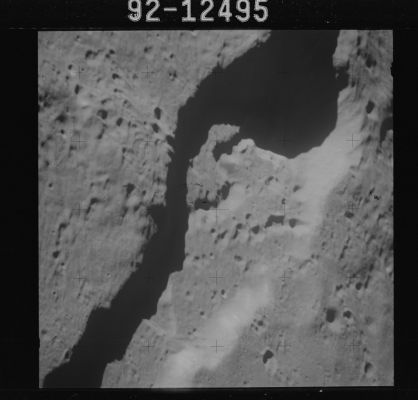 AS 15-92-12495 - The "cradle" of the TLP's: Vallis Schroteri (1)
Image Collection:  70mm Hasselblad 
Mission:  15 
Magazine:  92 
Magazine Letter:  OO 
Latitude: approx. 25° North 
Longitude: approx. 49° West
Lens Focal Length:  500 mm 
Description:  COBRA HEAD OF VALLIS SCHROTERI 
Film Type:  3401 
Film Width:  70 mm 
Film Color:  black & white 
Feature(s):  VALLIS SCHROTERI
Parole chiave: The Moon from orbit - Vallis Schroteri