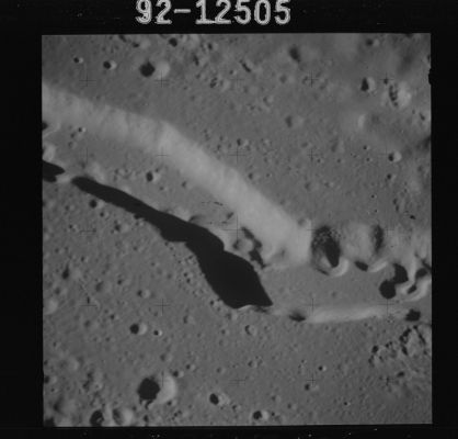 AS 15-92-12505 - The "cradle" of the TLP's: Vallis Schroteri (11)
Image Collection:  70mm Hasselblad 
Mission:  15 
Magazine:  92 
Magazine Letter:  OO 
Latitude:  approx. 26° North
Longitude: approx. 49,5° West
Lens Focal Length:  500 mm 
Film Type:  3401 
Film Width:  70 mm 
Film Color:  black & white 
Feature(s):  VALLIS SCHROTERI
Parole chiave: The Moon from orbit - Vallis Schroteri