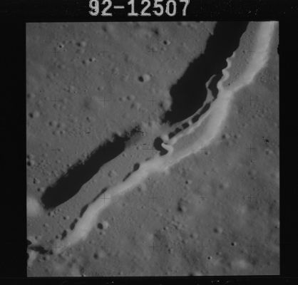AS 15-92-12507 - The "cradle" of the TLP's: Vallis Schroteri (13)
Image Collection:  70mm Hasselblad 
Mission:  15 
Magazine:  92 
Magazine Letter:  OO 
Latitude:  26° North
Longitude: 51,5° West
Lens Focal Length:  500 mm 
Film Type:  3401 
Film Width:  70 mm 
Film Color:  black & white 
Feature(s):  VALLIS SCHROTERI
Parole chiave: The Moon from orbit - Vallis Schroteri