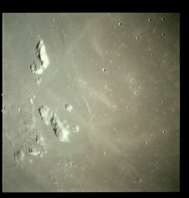 AS 15-93-12594 - Islands, in a Sea of Old Lava - proximities of Aristarchus & Herodotus (1)
Image Collection:  70mm Hasselblad 
Mission:  15 
Magazine:  93 
Magazine Letter:  P 
Latitude: 27° North
Longitude: 40,5° West
Film Type:  SO-368 
Film Width:  70 mm 
Film Color:  color
Parole chiave: The Moon from orbit - Craters