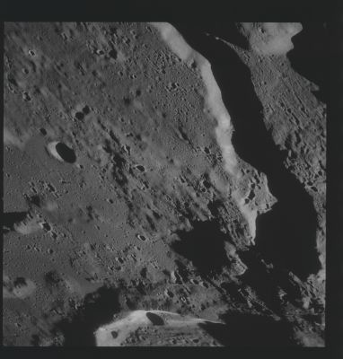 AS 15-96-13051 - The Canyons of Vallis Schroteri
Image Collection:  70mm Hasselblad 
Mission:  15 
Magazine:  96 
Magazine Letter:  Q 
Latitude: approx. 26,0° North
Longitude: approx. 50,0° West
Film Type:  SO-368 
Film Width:  70 mm 
Film Color:  color 
Feature(s):  VALLIS SCHROTERI
Parole chiave: The Moon from orbit - Vallis Schroteri
