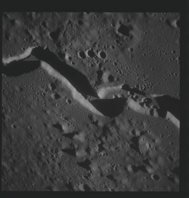 AS 15-96-13053 - The Canyons of Vallis Schroteri
Image Collection:  70mm Hasselblad 
Mission:  15 
Magazine:  96 
Magazine Letter:  Q 
Latitude: approx. 26,0° North 
Longitude: approx. 51,5° West
Film Type:  SO-368 
Film Width:  70 mm 
Film Color:  color 
Feature(s):  VALLIS SCHROTERI
Parole chiave: The Moon from orbit - Vallis Schroteri