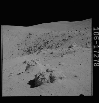 AS 16-106-17278 - Rocks and Boulders (additional processing by Lunexit)
Caption NASA:"167:02:32 MT - Charlie starts a fourth polarimetry pan with the filter oriented vertically".

Parole chiave: Lunar Panorama - Rocks, Boulders, Regolith and Debris