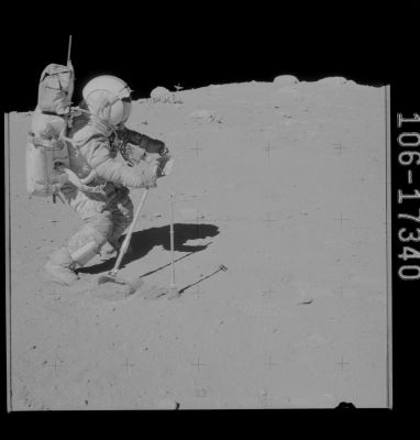AS 16-106-17340 - Charlie Duke's Locator (additional processing by Lunexit)
Caption NASA:"167:37:52 MT - John and Charlie are about halfway from the Rover to House Rock and have stopped to take a sample. This is Charlie's "locator". John is standing with his knees slightly bent and the rake in his right hand. the Rover is in the distance above John's hands, with the High-Gain Antenna sticking up above the Local Horizon".
Parole chiave: Astronauts - Charles Duke