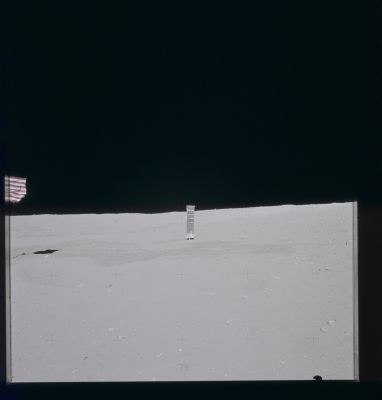 AS 16-107-17420 - Beautiful Desolation (1)
Caption NASA:"Charlie Duke begins a pan taken North of the LM with this frame showing part of the U.S. Flag on the left and the Solar Wind Collector (SWC) at center".
Parole chiave: Lunar Horizon