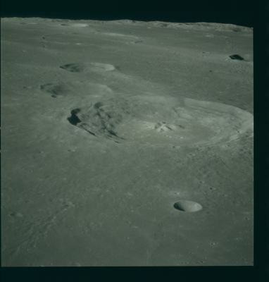 AS 16-119-19094 - The "Bullialdus Family", Kiez and Lubinietzky
Image Collection:  70mm Hasselblad 
Mission:  16 
Magazine:  119 
Magazine Letter:  RR 
Latitude: 20,6° South 
Longitude: 21,6° West
Camera Altitude:  123 Km 
Film Type:  SO-368 
Film Width:  70 mm 
Film Color:  color 
Feature(s):  BULLIALDUS; BULLIALDUS "A"; BULLIALDUS "B"; KIES; KONIG and
LUBINIEZKY
Parole chiave: The Moon from orbit - Various Craters