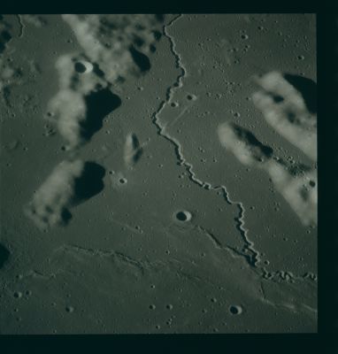 AS 16-119-19172 - Rimae Herigonius
Image Collection:  70mm Hasselblad 
Mission:  16 
Magazine:  119 
Magazine Letter:  RR 
Latitude: 14,6° South
Longitude: 36,4° West 
Camera Altitude:  123 Km 
Film Type:  SO-368 
Film Width:  70 mm 
Film Color:  color 
Feature(s):  RIMAE HERIGONIUS
Parole chiave: The Moon from orbit - Rimae - Herigonius