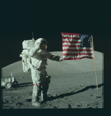 AS 17-134-20386 - Saluting the Flag
Caption NASA:"118:26:32 MT - EVA-1 at the LM. Gene is holding a corner of the Flag and saluting. We see the LRV (Lunar Roving Vehicle) in the background and, on his chest, the "Red Apple" purge valve actuator. He has the geology hammer in his right shin pocket. Ken Glover notes that Gene's face can be seen thru the gold visor in this picture and, more clearly, in 20387".
Parole chiave: Postacard from the Moon