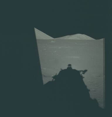 AS 17-147-22469 - Family Mountain and Geophone
Pre-EVA-1 LM window pan. LM Shadow, Geophone Rock, (West) Family Mountain.

Parole chiave: Lunar Panorama - Family Mountain  and Geophone Rock