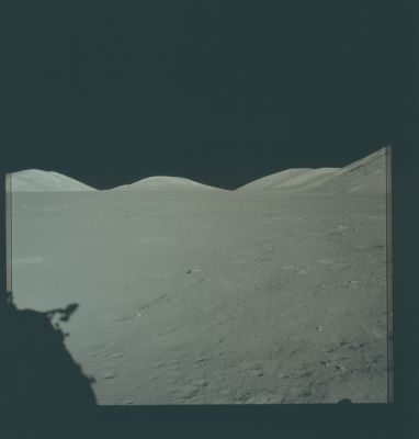 AS 17-147-22470 - Lunar Panorama
Pre-EVA-1 LM window pan. (West) Family Mountain (left), (Old) Family Mountain (center), Scarp.

Parole chiave: Lunar Panorama