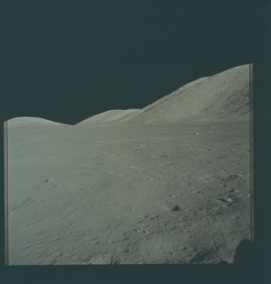 AS 17-147-22471 - Family Mountain and North Massif
Pre-EVA-1 LM window pan. (Old) Family Mountain, North Massif.

Parole chiave: Lunar Panorama - Family Mountain and North Massif