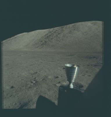 AS 17-147-22472 - North Massif
Pre-EVA-1 LM window pan. North Massif, RCS thruster.

Parole chiave: Lunar Panorama - North Massif