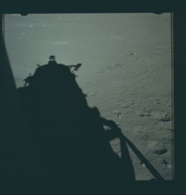 AS 17-147-22473 - Challanger's Shadow and small Crater Cluster
Pre-EVA-1 LM window pan. Looking below horizon at the LM shadow and the near surface.
Parole chiave: Lunar Horizon - Small Crater Cluster