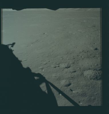 AS 17-147-22474 - Challanger's Shadow and small Crater Cluster
Pre-EVA-1 LM window pan. Below the horizon further clockwise.
Parole chiave: Lunar Horizon - Small Crater Cluster