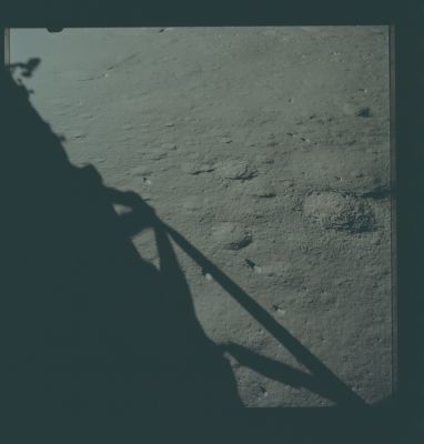 AS 17-147-22477 - Challanger's long Shadow
Pre-EVA-1 LM window pan. Below the horizon, surface closest to the LM.

Parole chiave: Lunar Surface