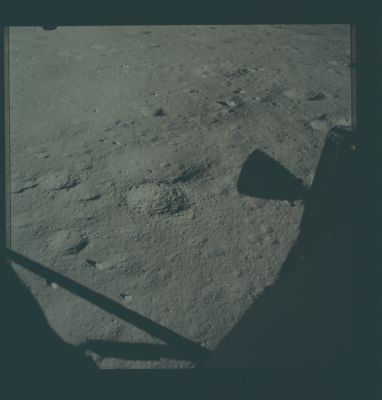 AS 17-147-22478 - Small crater-cluster
Caption NASA originale:"Pre-EVA-1 LM window pan. Below the horizon, surface closest to the LM, small fresh crater".
Parole chiave: Lunar Surface