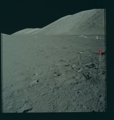 AS 17-147-22547 - Geophone Panorama
Geophone 3 pan. Geophone #3, North Massif, geophone flag.
Parole chiave: Lunar Panorama - North Massif & various instruments