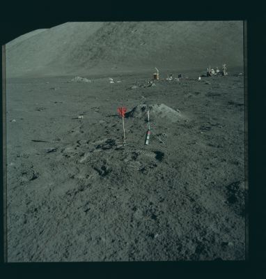 AS 17-147-22548 - Geophone Panorama
Geophone 3 pan. Geophone #3 with gnomon, Central Station, RTG, LEAM on line to LRV, LRV, North Massif with boulder tracks.
Parole chiave: Lunar Panorama - North Massif & various instruments