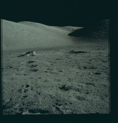 AS 17-147-22551 - Geophone Panorama
Geophone 3 pan. This frame shows the rock that Jack examined after deploying Geophone #1, Geophone #2, Wessex Cleft.
Parole chiave: Lunar Panorama - Wessex Cleft and Sculptured Hills