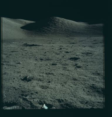 AS 17-147-22552 - Wessex Cleft and Sculptured Hills
Geophone 3 pan. Wessex Cleft, Sculptured Hills, Geophone #1.
Parole chiave: Lunar Panorama - Wessex Cleft and Sculptured Hills