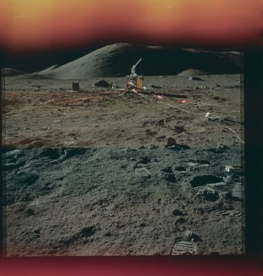 AS 17-147-22605 - Sun-struck (2)
ALSEP pan. Central Station.
Parole chiave: Lunar Horizon - Sun-struck Frame