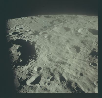 AS 17-151-23115 - Crookes, Doppler and Korolev Crater
Image Collection:  70mm Hasselblad 
Mission:  17 
Magazine:  151 
Magazine Letter:  OO 
Revolution:  1 
Latitude: 12,1° South
Longitude: 162,3° West
Lens Focal Length:  80 mm 
Camera Tilt:  56° 
Camera Azimuth:  357 
Camera Altitude:  116 Km 
Sun Elevation (on Local Horizon):  10° 
Mission Activity:  REV 1 
Film Type:  SO-368 
Film Width:  70 mm 
Film Color:  color 
Feature(s):  CROOKES; DOPPLER and KOROLEV

Nota Lunexit: la porzione centrale e superiore Dx del frame appare leggermente offuscata. Un fatto curioso, riscontrabile anche nel frame 23114, ma con la "nebbia" in posizione leggermente diversa (in basso a Sx). 
Qualche Appassionato ha legittimemente ipotizzato la verificazione di un possibile TLP; secondo noi, invece, si tratta del finestrino dal quale sono state ottenute le immagini che al momento degli scatti era, probabilmente, un pò appannato.
Parole chiave: The Moon from orbit - Craters - Crookes, Doppler and Korolev