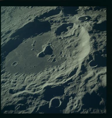 AS 17-151-23210 - The Aitken Basin
Image Collection:  70mm Hasselblad 
Mission:  17 
Magazine:  151 
Magazine Letter:  OO 
Revolution:  28 
Latitude:  16,8° South
Longitude: 174° East
Lens Focal Length:  80 mm 
Camera Tilt:  57° 
Camera Azimuth:  292 
Camera Altitude:  117 Km 
Sun Elevation (on Local Horizon):  8° 
Mission Activity:  REV 28 
Film Type:  SO-368 
Film Width:  70 mm 
Film Color:  color
Parole chiave: The Moon from orbit - Craters - Aitken