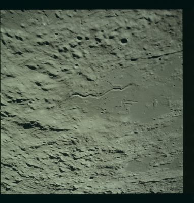 AS 17-153-23580 - South of Conon Crater
Image Collection:  70mm Hasselblad 
Mission:  17 
Magazine:  153 
Magazine Letter:  MM 
Revolution:  39 
Latitude:  18,8° North
Longitude:  1,8° East
Lens Focal Length:  80 mm 
Camera Altitude:  105 Km 
Sun Elevation (on Local Horizon):  11° 
Mission Activity:  REV 39 
Film Type:  SO-368 
Film Width:  70 mm 
Film Color:  color
Parole chiave: The Moon - Lunar Highlands