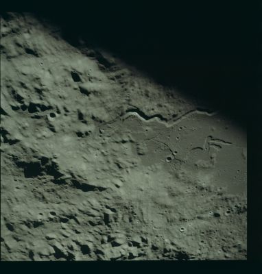 AS 17-153-23582 - South of Conon Crater
Image Collection: 70mm Hasselblad 
Mission: 17 
Magazine: 153 
Magazine Letter: MM 
Revolution: 39 
Latitude: 19,1° North
Longitude: 1,5° East
Lens Focal Length: 80 mm 
Camera Altitude: 104 Km 
Sun Elevation (on Local Horizon): 10° 
Mission Activity: REV 39 
Film Type: SO-368 
Film Width: 70 mm 
Film Color: color
Parole chiave: The Moon from orbit - highly cratered region