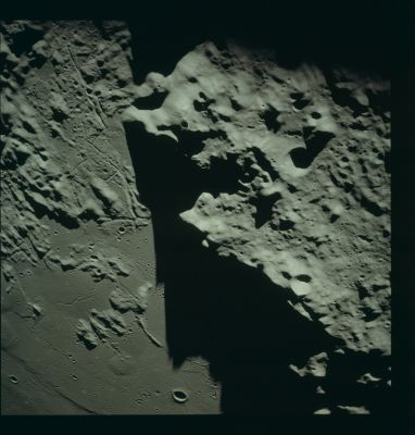 AS 17-153-23585 - Apenninus Montes
Image Collection: 70mm Hasselblad 
Mission: 17 
Magazine: 153 
Magazine Letter: MM 
Revolution: 39 
Latitude: 20,2° North
Longitude: 2,6° West
Lens Focal Length: 80 mm 
Camera Altitude: 103 Km 
Sun Elevation (on Local Horizon): 7° 
Mission Activity: REV 39 
Film Type: SO-368 
Film Width: 70 mm 
Film Color: color
Parole chiave: The Moon from orbit - Apenninus Montes