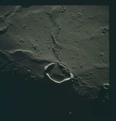 AS 17-153-23589 - Wallace Crater
Image Collection: 70mm Hasselblad 
Mission: 17 
Magazine: 153 
Magazine Letter: MM 
Revolution: 39 
Latitude: 20,4° North
Longitude: 8,3° West 
Lens Focal Length: 80 mm 
Camera Altitude: 103 Km 
Sun Elevation (on Local Horizon): 1° 
Mission Activity: REV 39 
Film Type: SO-368 
Film Width: 70 mm 
Film Color:  color
Parole chiave: The Moon from orbit - Craters - Wallace